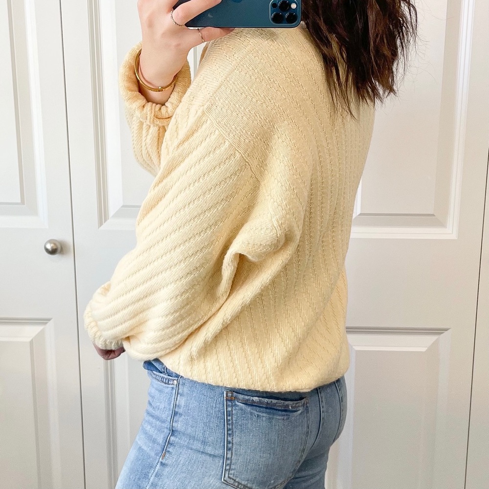 Vintage pastel light yellow chunky knit oversized wool sweater - Picture 4 of 4